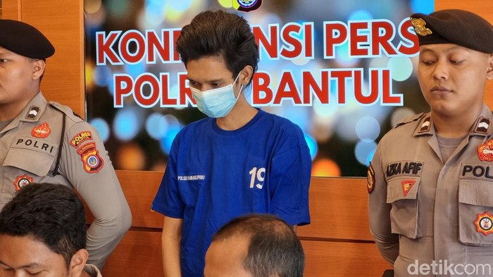 Pelaku penggelapan motor saat di Polres Bantul, Senin (30/9/2024).
