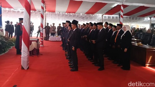 Pelantikan 30 Anggota DPRD Dompu periode 2024-2029 resmi dilantik, Senin (30/9/2024). (Dok. DPRD Dompu)