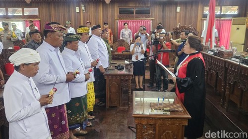 Pelantikan pimpinan dan anggota DPRD Klungkung, Senin (30/9/2024). (Putu Krista/detikBali)