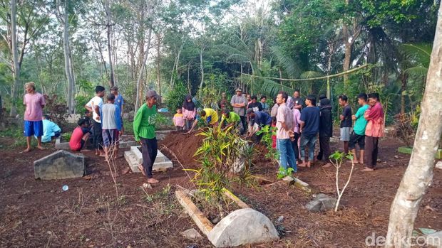 Pemakaman Danang Kriswono yang ditemukan bersimbah darah di sawah Klampok, Banjarnegara, Senin (30/9/2024).