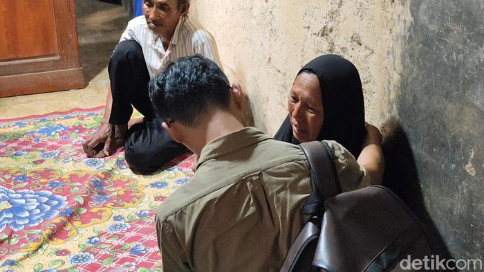 Kamini, ibu dari Danang Kriswono yang mayatnya ditemukan bersimbah darah saat ditemui di rumahnya Desa Merden Kecamatan Purwanegara, Banjarnegara, Senin (30/9/2024).