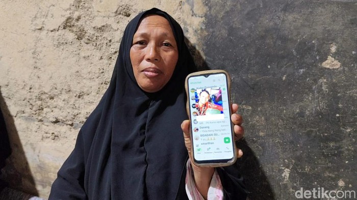 Kamini, ibu dari Danang Kriswono yang mayatnya ditemukan bersimbah darah saat ditemui di rumahnya Desa Merden Kecamatan Purwanegara, Banjarnegara, Senin (30/9/2024).