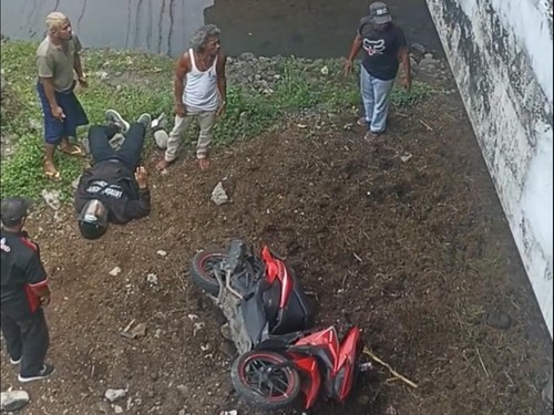 Pemotor asal Jember, Jawa Timur, jatuh dari Jembatan setinggi 10 meter di Jalan Raya Denpasar-Gilimanuk,  Kecamatan Pekutatan, Kabupaten Jembrana, Bali, Senin (30/9/2024). (dok. Polsek Pekutatan)