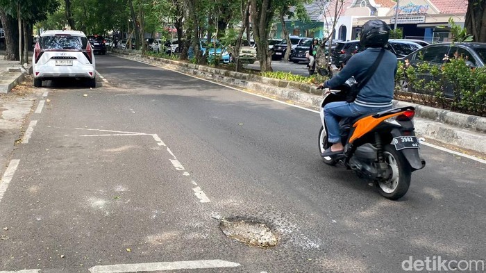 Penampakan lubang di Jalan Ciliwung, Kota Bandung.