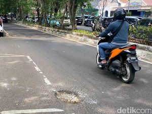Waspada! Ada Lubang di Jalan Ciliwung Bandung