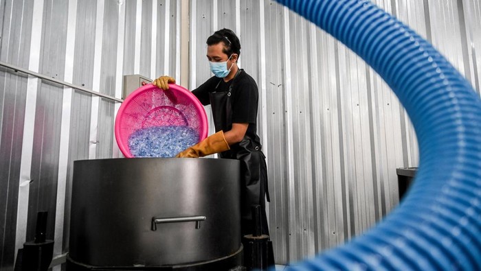 Penampakan Sampah Disulap Jadi Gantungan Kunci hingga Tatakan Gelas Pekerja menyelesaikan pembuatan gantungan kunci berbahan daur ulang sampah di rumah produksi Bank sampah Budiluhur, Tangerang, Banten, Senin (30/9/2024). Berbagai macam hasill kerajinan daur ulang sampah plastik seperti gantungan kunci dan alas gelas tersebut dijual dengan kisaran harga Rp25.000 sampai Rp5 juta. ANTARA FOTO/Rivan Awal Lingga/Spt.