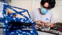Berbagai macam hasill kerajinan daur ulang sampah plastik seperti gantungan kunci dan alas gelas.
