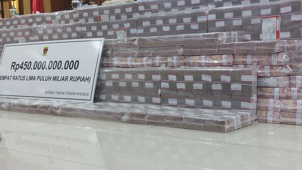 Direktur Penyidikan (Dirdik) Jaksa Agung Muda Tindak Pidana Khusus (Jampidsus) Abdul Qohar memamerkan uang Rp 450 M yang disita di kasus korupsi Duta Palma.