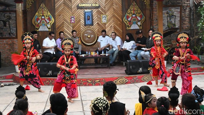 Penampilan seni tari topeng di Sanggar Kresna Satya Kencana