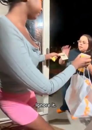 Terlanjur Ancam Pelanggan, Pengantar Makanan Tolak Uang Tip Tunai