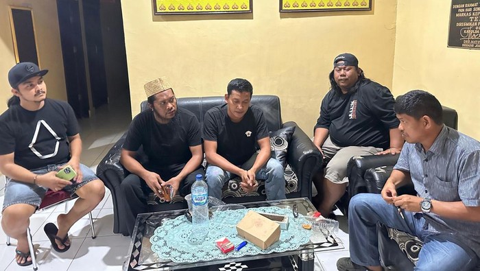 Pengendara mobil bernama Erwin (ketiga dari kiri) yang mengamuk di SPBU Wajo diamankan polisi.