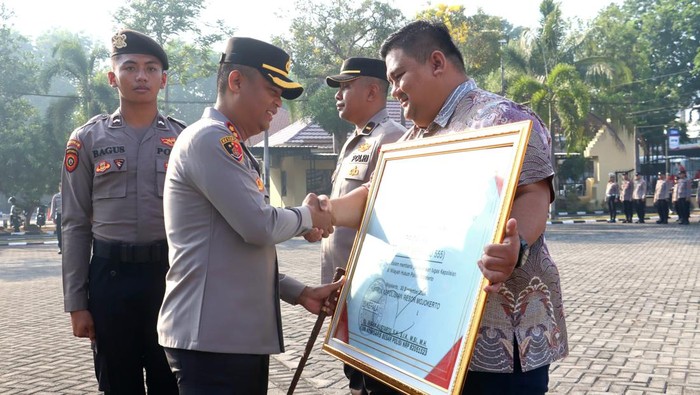 Penghargaan dari Kapolres Mojokerto untuk warga