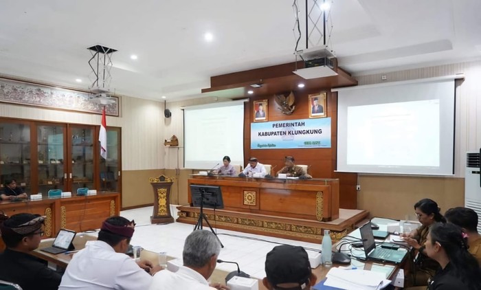 Penjabat (Pj) Bupati Klungkung I Nyoman Jendrika memimpin rapat persiapan pelaksanaan Festival Nusa Penida 2024 di ruang rapat Praja Mandala Kantor Bupati Klungkung.