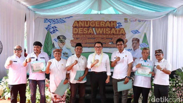 Penyerahan sertifikat desa wisata kepada sejumlah kepala desa