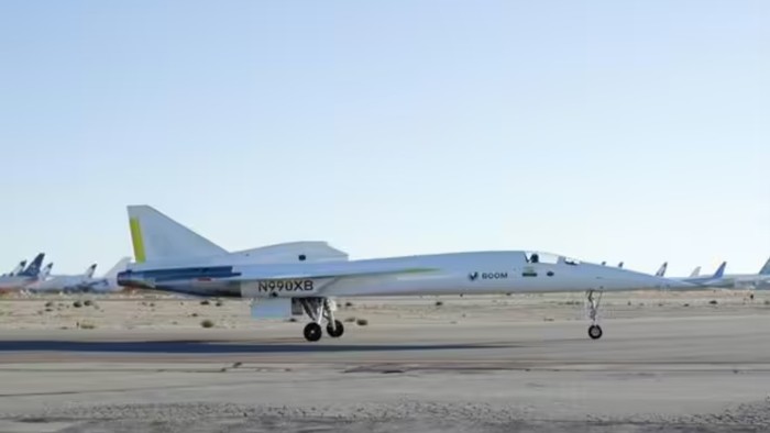 Pesawat Boom Supersonic.