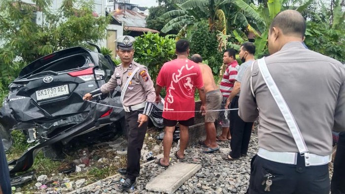 Petugas kepolisian saat olah TKP kecelakaan. (Foto: Dok. Polres Pelabuhan Belawan).