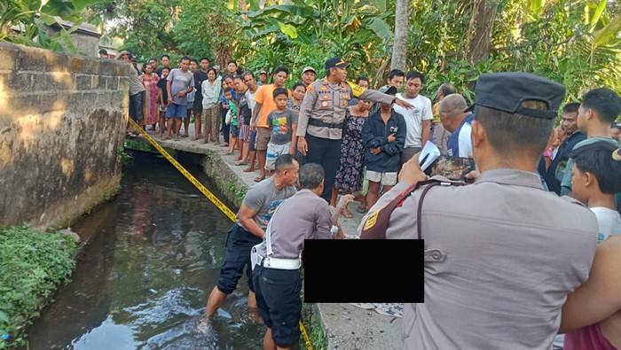 Petugas mengevakuasi jenazah Ketut Suparta (61) yang tewas mengapung di sungai Desa Kubutambahan, Kecamatan Kubutambahan, Buleleng, Bali Minggu (30/9/2024). (Istimewa)