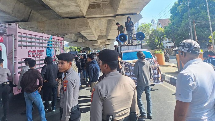Sejumlah warga menggelar aksi demonstrasi di Kantor Bawaslu Sulawesi Selatan (Sulsel) terkait maraknya pelanggaran netralitas ASN, TNI dan Polri pada Pilkada Takalar.