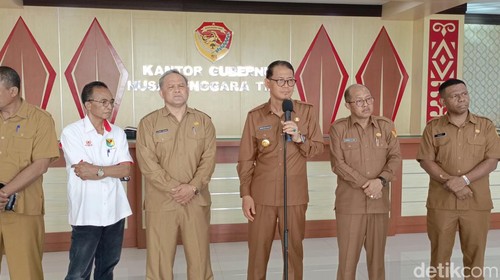 Pj Gubernur NTT Andriko Noto Susanto saat memberikan keterangan kepada awak media di Kupang, Senin (30/9/2024).
