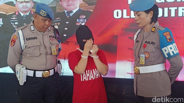 Polisi memamerkan barang bukti sabu 12 kilogram yang didapat dari pengiriman asal Malaysia, di Polda Jateng, Semarang, Senin (30/9/2024).