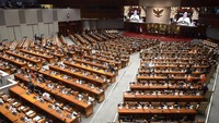 Ketua DPR Puan Maharani menyampaikan pidato saat memimpin Rapat Paripurna DPR Penutupan Masa Sidang I Tahun Sidang 2024-2025 Keanggotaan DPR RI 2019-2024 di Kompleks Parlemen, Senayan, Jakarta, Senin (30/9/2024).