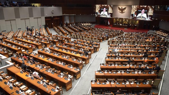 Ketua DPR Puan Maharani menyampaikan pidato saat memimpin Rapat Paripurna DPR Penutupan Masa Sidang I Tahun Sidang 2024-2025 Keanggotaan DPR RI 2019-2024 di Kompleks Parlemen, Senayan, Jakarta, Senin (30/9/2024). Selama periode 2019-2024, DPR telah menyelesaikan 225 Undang-Undang yang terdiri dari 48 RUU dari daftar Prolegnas 2019-2024 dan 177 RUU kumulatif terbuka. ANTARA FOTO/Indrianto Eko Suwarso/Spt.