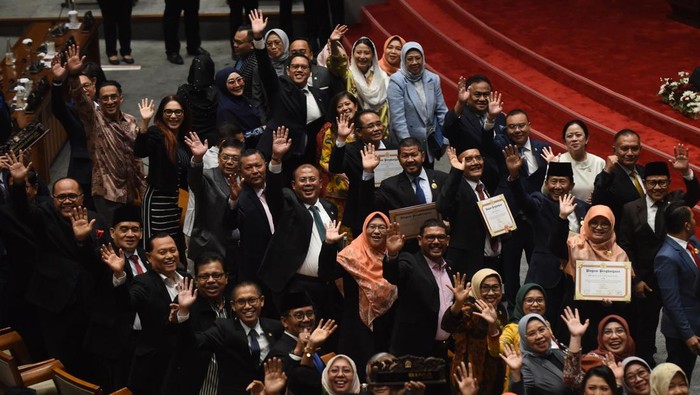 Ketua DPR Puan Maharani menyampaikan pidato saat memimpin Rapat Paripurna DPR Penutupan Masa Sidang I Tahun Sidang 2024-2025 Keanggotaan DPR RI 2019-2024 di Kompleks Parlemen, Senayan, Jakarta, Senin (30/9/2024). Selama periode 2019-2024, DPR telah menyelesaikan 225 Undang-Undang yang terdiri dari 48 RUU dari daftar Prolegnas 2019-2024 dan 177 RUU kumulatif terbuka. ANTARA FOTO/Indrianto Eko Suwarso/Spt.
