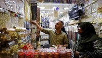 Di negara yang tengah berjuang melawan krisis ekonomi dan inflasi yang belum pernah terjadi sebelumnya, banyak warga Mesir beralih ke perhiasan impor yang terbuat dari emas China. Ini adalah alternatif yang lebih murah daripada logam mulia, untuk dikenakan pada acara-acara khusus.