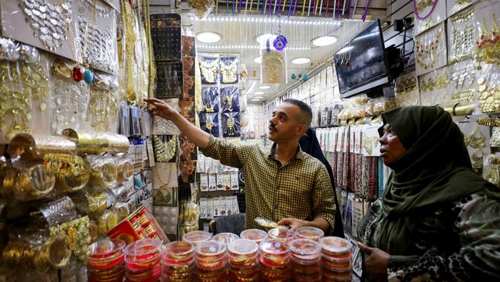 A seller shows bracelets of fake gold called 'Chinese gold', a cheaper alternative to the precious metal, for people to wear during special occasions, as the country struggles with an economic crisis and unprecedented inflation, at the Khan el-Khalili, a popular tourist market area in old Cairo, Egypt, September 11, 2024. REUTERS/Mohamed Abd El Ghany