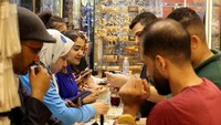 Pada suatu malam, orang-orang memadati toko-toko yang menjual apa yang dijuluki sebagai emas China’, di pasar lokal di Kairo.