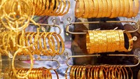 Namun untuk penggunaan pribadi, salah seorang pembeli mengatakan banyak yang tidak mampu membeli emas dan penjual emas China mengatakan permintaan sedang meningkat.