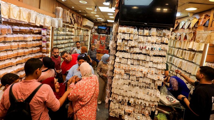 A seller shows bracelets of fake gold called 'Chinese gold', a cheaper alternative to the precious metal, for people to wear during special occasions, as the country struggles with an economic crisis and unprecedented inflation, at the Khan el-Khalili, a popular tourist market area in old Cairo, Egypt, September 11, 2024. REUTERS/Mohamed Abd El Ghany