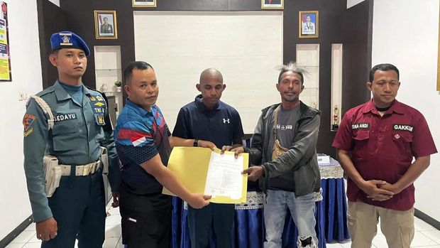 Pria berinisial JGK (23) ditangkap anggota Puspom TNI di area gladi HUT TNI di Monas. Anggota TNI AL gadungan itu diduga menipu di wilayah Lantamal VII Kupang. (dok TNI AL)