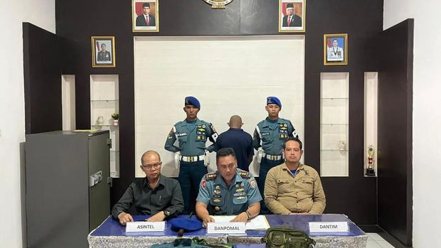 Pria berinisial JGK (23) ditangkap anggota Puspom TNI di area gladi HUT TNI di Monas. Anggota TNI AL gadungan itu diduga menipu di wilayah Lantamal VII Kupang. (dok TNI AL)