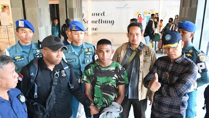 Pria berinisial JGK (23) ditangkap anggota Puspom TNI di area gladi HUT TNI di Monas. Anggota TNI AL gadungan itu diduga menipu di wilayah Lantamal VII Kupang. (dok TNI AL)