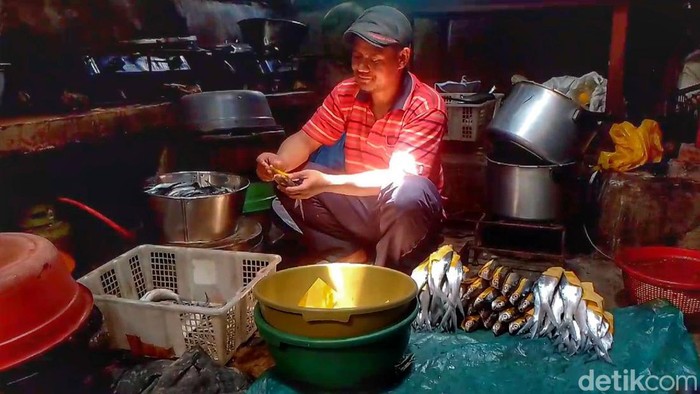 Produksi ikan pindang di Kampung Bojong Nangka, Kabupaten Bandung