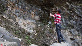 Profesor Xu Ronghua dari Institute of Geology and Geophysics, Chinese Academy of Science mengatakan gumpalan tersebut terbuat dari silikon dioksida. Foto: via Geologyn
