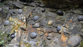 Sejauh ini, yang baru diketahui secara ilmiah adalah bahwa tebing tersebut mengandung batuan berkapur yang terbentuk sekitar 500 juta tahun lalu pada periode Kambrium. Foto: via Geologyn