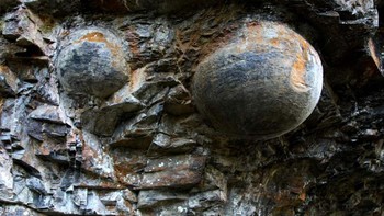 Menurut penduduk setempat, tebing bertelur yang terletak di tenggara China ini secara berkala menghasilkan batu-batu bulat besar yang beratnya mencapai 300 kg. Konon, telur batu itu akan jatuh dari tebing setiap tiga dekade atau lebih. Foto: via Geologyn