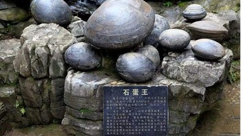 Fenomena gunung bertelur terjadi di sebuah tebing bernama Chan Da Ya, di Provinsi Guizhou, China, tempat yang digambarkan sebagai telur batu. Foto: via Geologyn