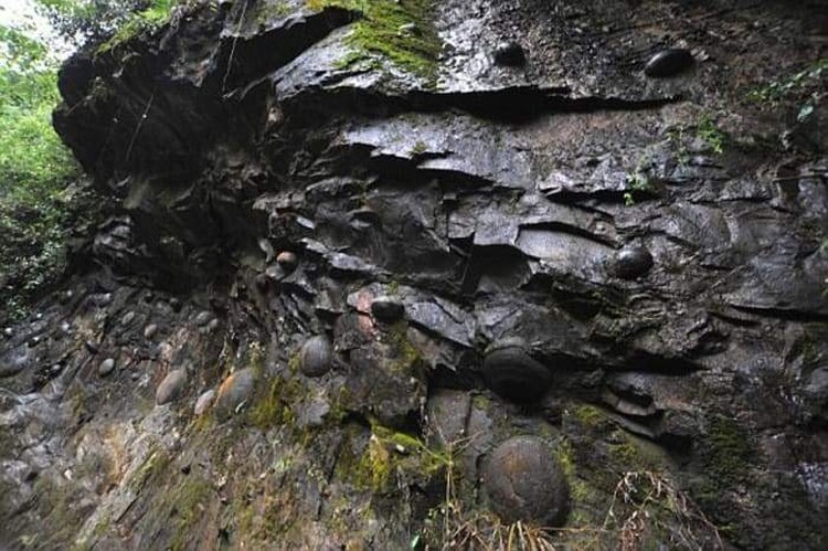 Provinsi Guizhou, China, menyimpan fenomena geologi menarik yang disebut gunung bertelur.