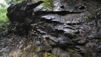 Prof. Xu mengatakan air yang mengalir juga bisa menjadi faktor mengapa gumpalan-gumpalan itu berbentuk bulat. Ia menambahkan bahwa fenomena serupa telah diamati di Beidaihe, China utara, dan Xinjiang, China barat laut. Foto: via Geologyn