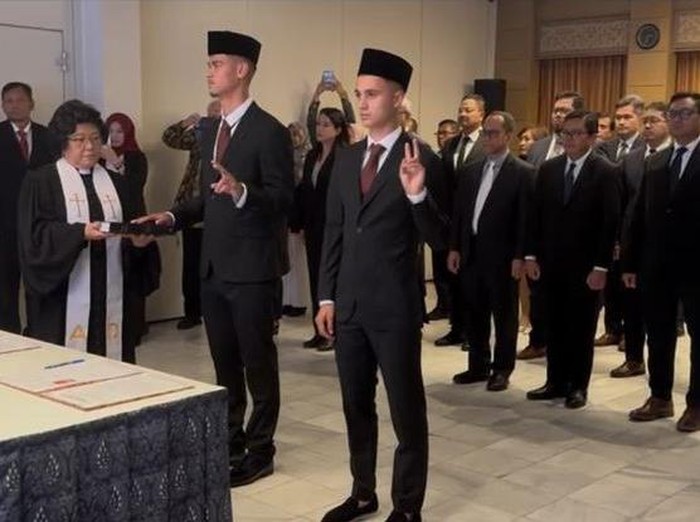 Ketua Umum PSSI, Erick Thohir, menjelaskan alasa Mees Hilgers dan Eliano Reijnders diambil sumpah sebagai warga negara Indonesia (WNI) di Belgia. Begini katanya.