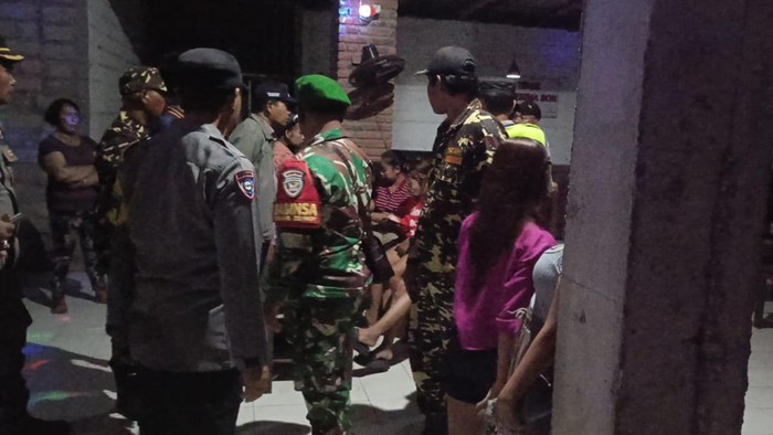 Petugas gabungan saat melakukan razia pekerja kafe di kawasan Pantai Delodberawah, Kecamatan Mendoyo Kabupaten Jembrana, Bali, Minggu (29/9/2024).