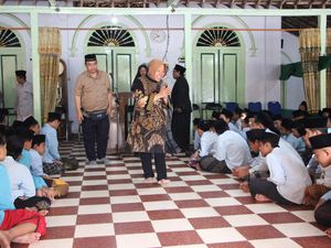 Kunjungi Ponpes Mambaul Hikam Blitar, Risma Janji Guru Lebih Sejahtera