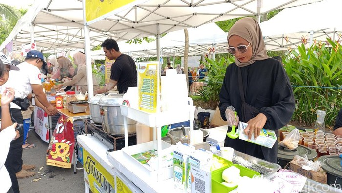 Rostia saat berjualan di CFD Pangandaran