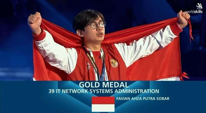 Salah satu peserta asal Jawa Barat Favian Ahza Putra Sobar meraih medali emas untuk bidang IT Network System Administration