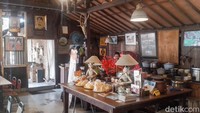 Pembeda inilah yang membuat Warung Solo serasa asli berada di Kota Solo yang sebenarnya, bukan di Jakarta. Beroperasi setiap hari, Warung Solo ini buka dari jam 10.00-22.00 WIB untuk Selasa-Jumat, Sabtu pukul 09.00-22.00 WIB, dan Minggu-Senin pukul 09.00-20.00 WIB.   