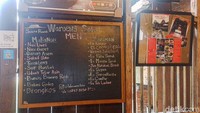 Pastinya makanan dan minuman yang tersedia di Warung Solo ini merupakan makanan dan minuman tradisional seperti Selat Solo hingga minuman wedang uwuh.  