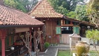 Tentunya suasana Kota Solo tercipta dari bangunan joglo yang menjadi khas warung makan ini.  